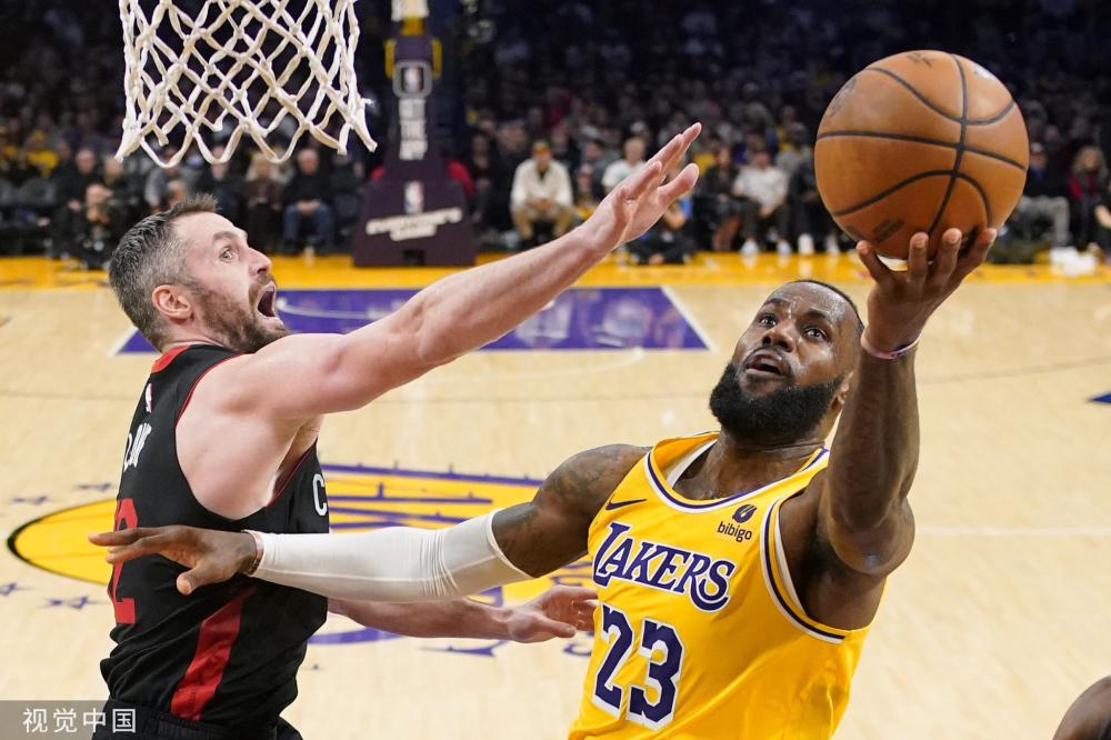 图中女人的 图中女人的